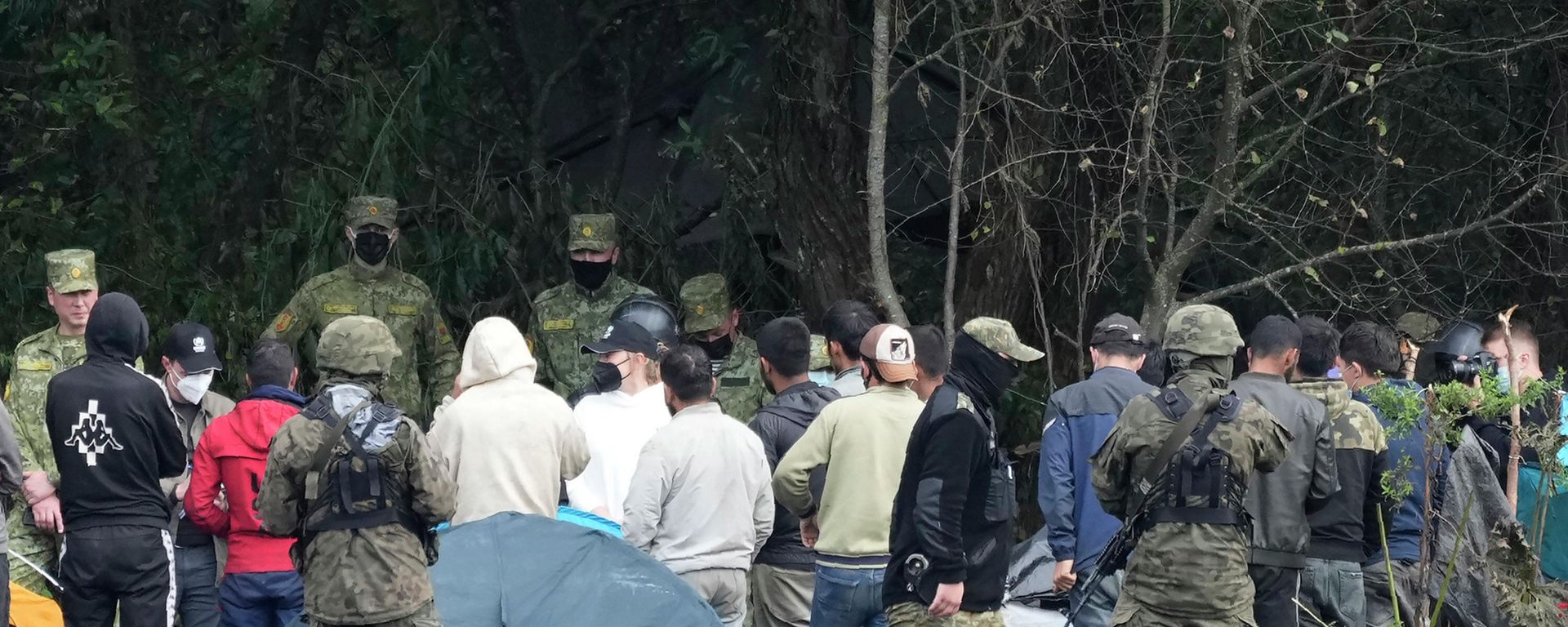 Polish security forces block migrants on the border with Belarus in Usnarz Gorny, Poland, on Wednesday, Sept. 1, 2021. Polish security forces block migrants on the border with Belarus in Usnarz Gorny, Poland, on Wednesday, Sept. 1, 2021. - Sputnik International, 1920, 15.11.2021