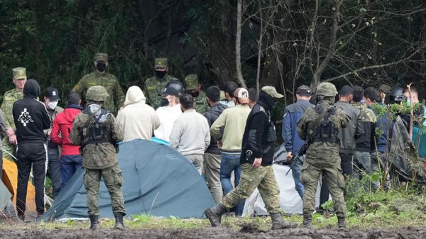  Polish security forces block migrants on the border with Belarus in Usnarz Gorny, Poland, on Wednesday, Sept. 1, 2021.  - Sputnik International