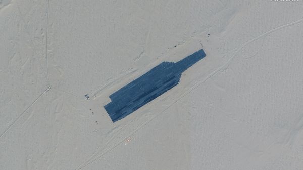 This handout satellite image released by Maxar Technologies on November 8, 2021 shows a target depicting an aircraft carrier in Ruoqiang county in the Taklamakan Desert, in China's western Xinjiang region on October 20, 2021 - Sputnik International