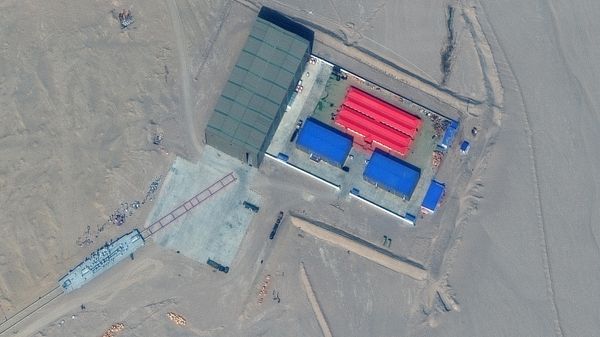 This handout satellite image released by Maxar Technologies on November 8, 2021 shows a rail terminus and a target storage building in Ruoqiang county in the Taklamakan Desert, China's western Xinjiang region on October 8, 2021 - Sputnik International