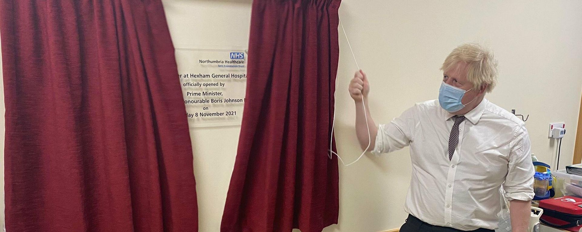 Prime Minister Boris Johnson attending Hexham Hospital on Monday, skipping a parliamentary debate on sleaze to do so. - Sputnik International, 1920, 08.11.2021