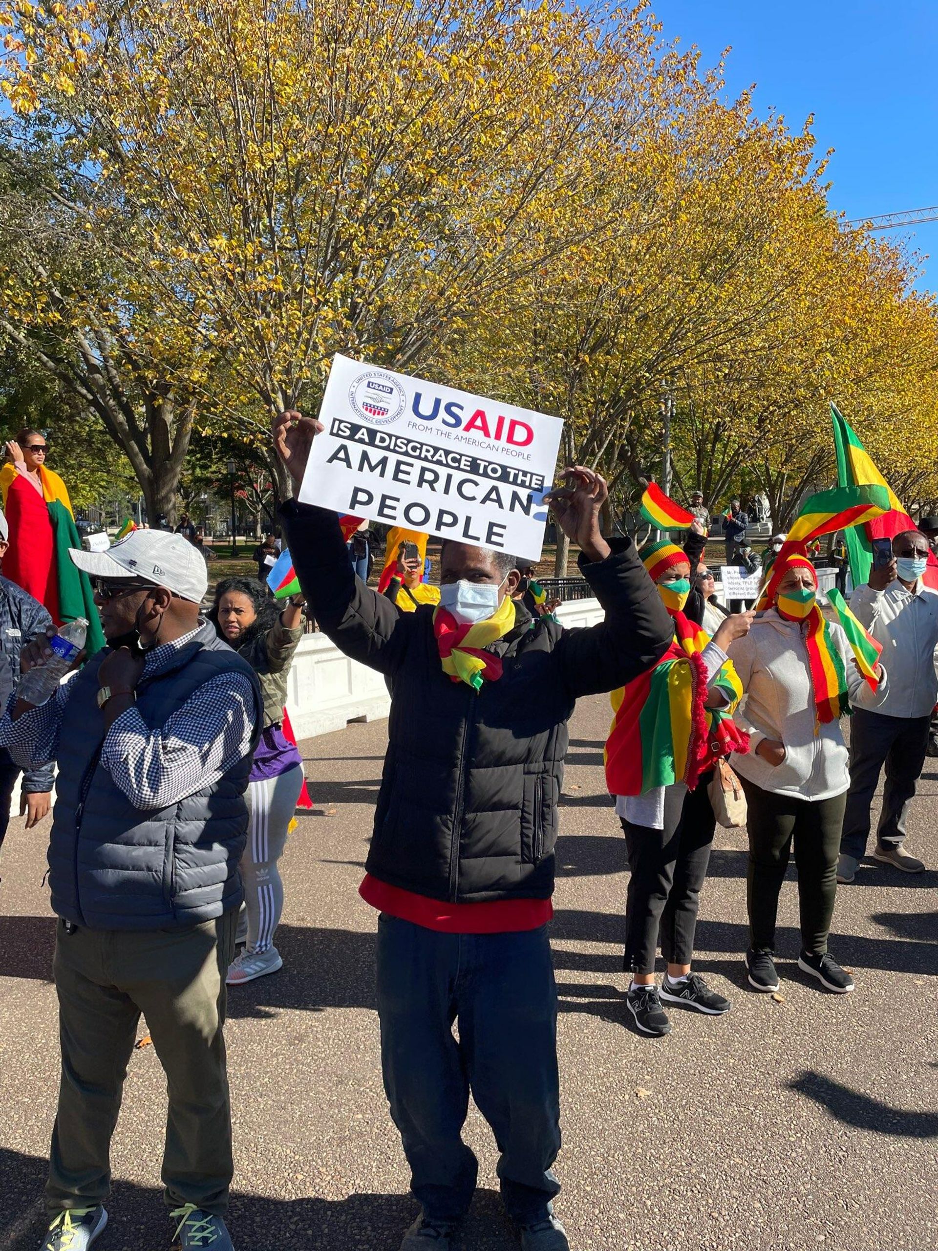 A protester at a pro-Ethiopian government rally outside the White House in Washington, DC, on November 8, 2021, holds a sign saying USAID is a Disgrace to the American People. A protester at a pro-Ethiopian government rally outside the White House in Washington, DC, on November 8, 2021, holds a sign saying USAID is a Disgrace to the American People. - Sputnik International, 1920, 09.12.2021