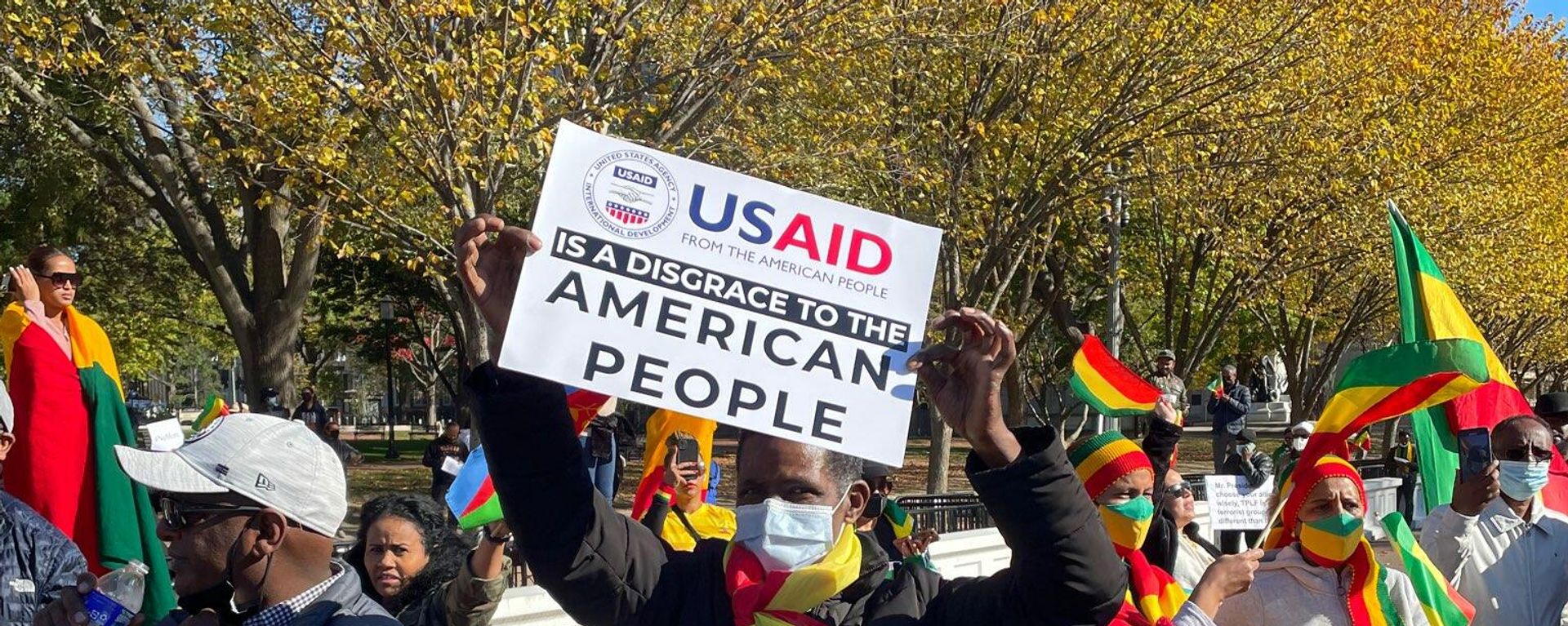 A protester at a pro-Ethiopian government rally outside the White House in Washington, DC, on November 8, 2021, holds a sign saying USAID is a Disgrace to the American People. A protester at a pro-Ethiopian government rally outside the White House in Washington, DC, on November 8, 2021, holds a sign saying USAID is a Disgrace to the American People. - Sputnik International, 1920, 08.11.2021