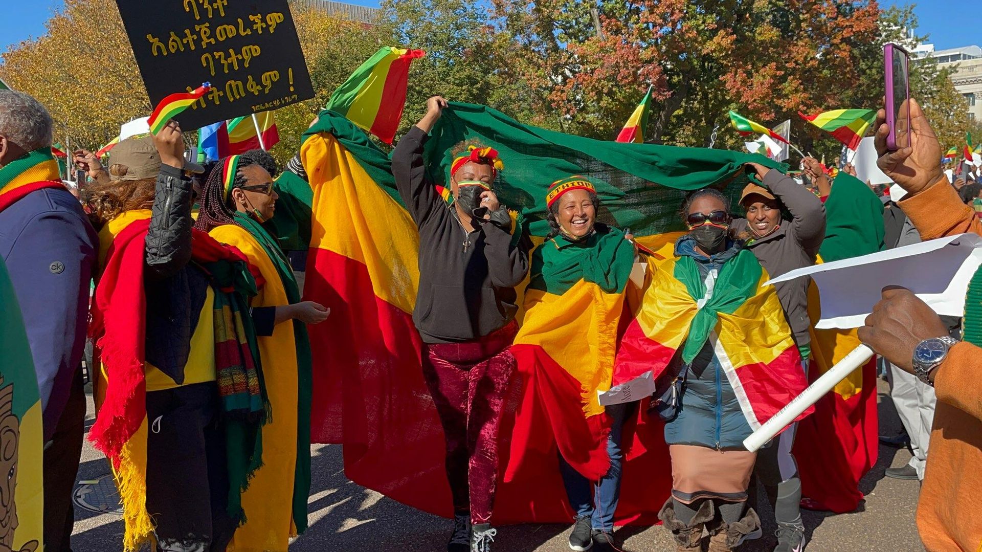 Protesters wrapped in Ethiopian national flags hold a sign written in Amharic at a rally outside the White House in Washington, DC, on November 8, 2021, demanding the US stay out of the conflict between the Ethiopian government and a rival political faction in the northern Tigray Region. Protesters wrapped in Ethiopian national flags hold a sign written in Amharic at a rally outside the White House in Washington, DC, on November 8, 2021, demanding the US stay out of the conflict between the Ethiopian government and a rival political faction in the northern Tigray Region. - Sputnik International, 1920, 10.02.2022