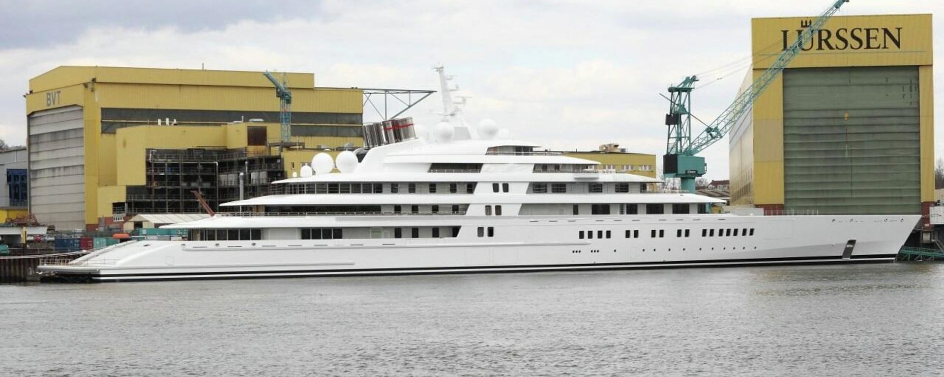 Azzam bei Lürssen, the world's longest superyacht at 592 feet, owned by His Highness Sheikh Khalifa bin Zayed Al Nahyan, President of the United Arab Emirates Azzam bei Lürssen, the world's longest superyacht at 592 feet, owned by His Highness Sheikh Khalifa bin Zayed Al Nahyan, President of the United Arab Emirates - Sputnik International, 1920, 09.11.2021