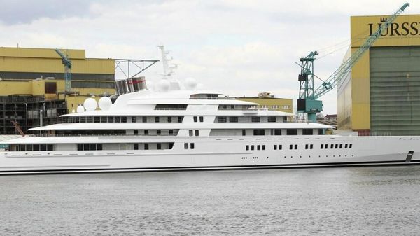 Azzam bei Lürssen, the world's longest superyacht at 592 feet, owned by His Highness Sheikh Khalifa bin Zayed Al Nahyan, President of the United Arab Emirates - Sputnik International
