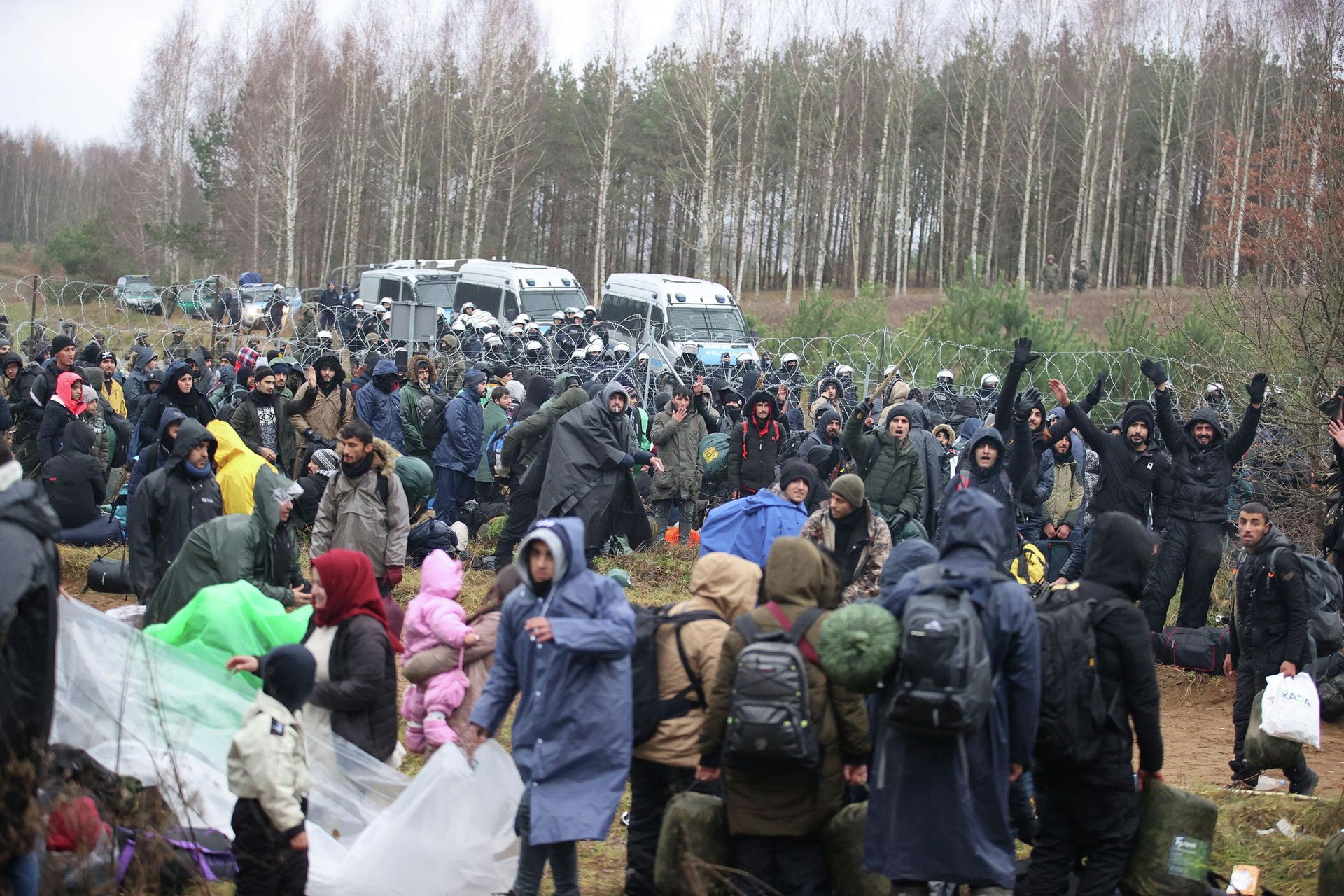 Migrants gather near a barbed wire fence in an attempt to cross the border with Poland in the Grodno region, Belarus November 8, 2021 - Sputnik International, 1920, 12.11.2021