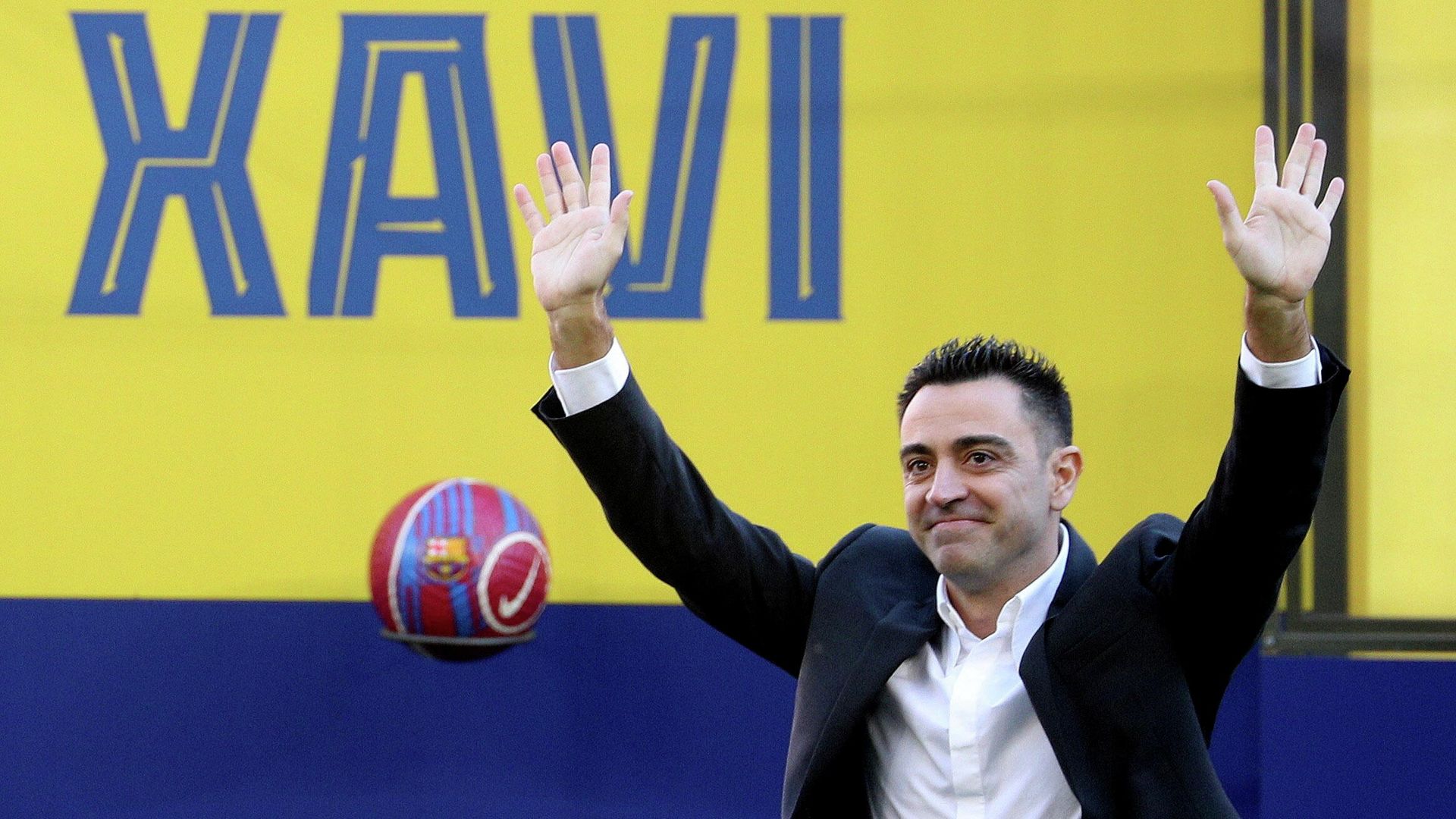 Soccer Football - FC Barcelona unveil new coach Xavi - Camp Nou, Barcelona, Spain - November 8, 2021 FC Barcelona coach Xavi waves to fans during the unveiling Soccer Football - FC Barcelona unveil new coach Xavi - Camp Nou, Barcelona, Spain - November 8, 2021 FC Barcelona coach Xavi waves to fans during the unveiling - Sputnik International, 1920, 09.11.2021