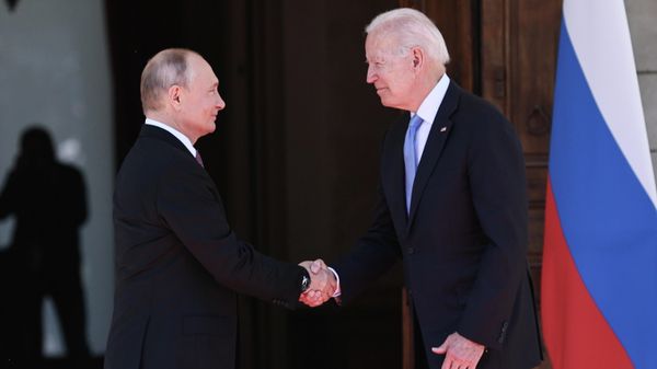 Russian President Vladimir Putin, left, and U.S. President Joe Biden shake hands ahead of their meeting at the Villa La Grange in Geneva, Switzerland - Sputnik International