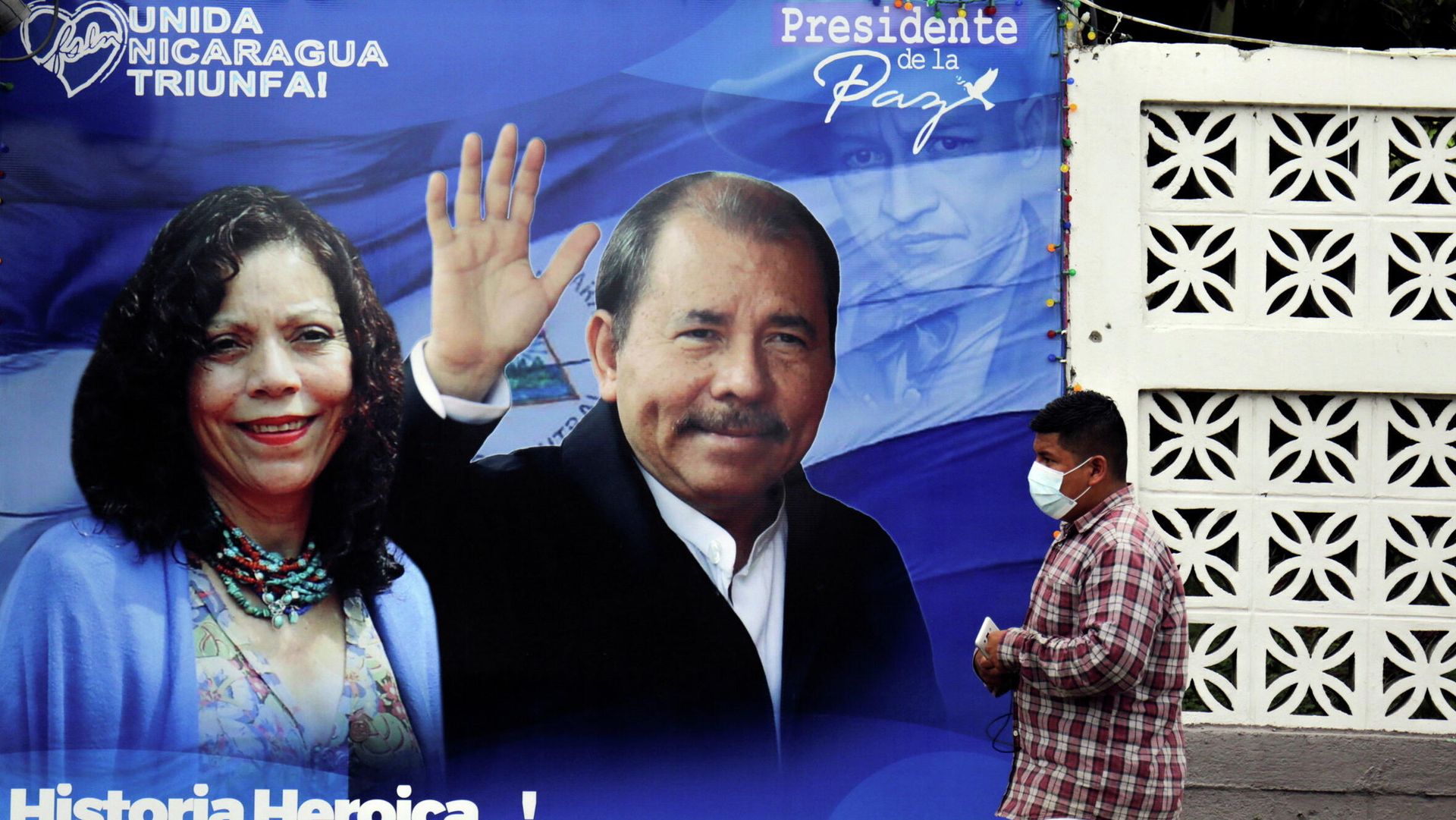 A man walks by a banner depicting Nicaragua's President Daniel Ortega and Vice President Rosario Murillo ahead of the country's presidential elections, in Managua, Nicaragua November 2, 2021. Picture taken November 2, 2021. A man walks by a banner depicting Nicaragua's President Daniel Ortega and Vice President Rosario Murillo ahead of the country's presidential elections, in Managua, Nicaragua November 2, 2021. Picture taken November 2, 2021. - Sputnik International, 1920, 09.11.2021