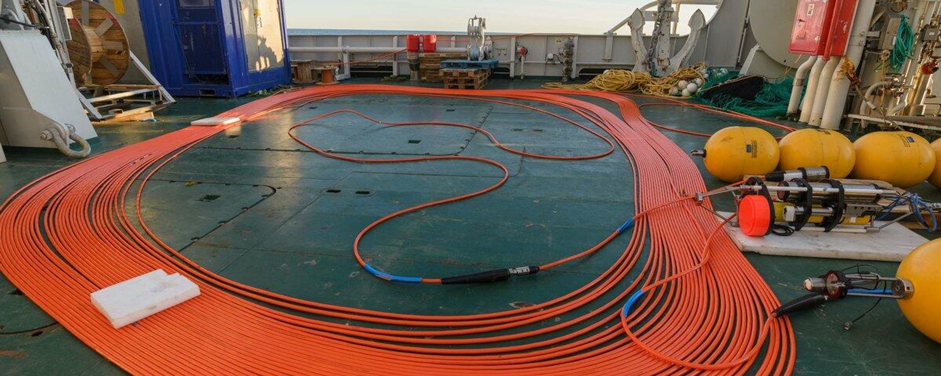 Length of cable of LoVe observatory on deck of a ship during maintenance. Length of cable of LoVe observatory on deck of a ship during maintenance. - Sputnik International, 1920, 09.11.2021