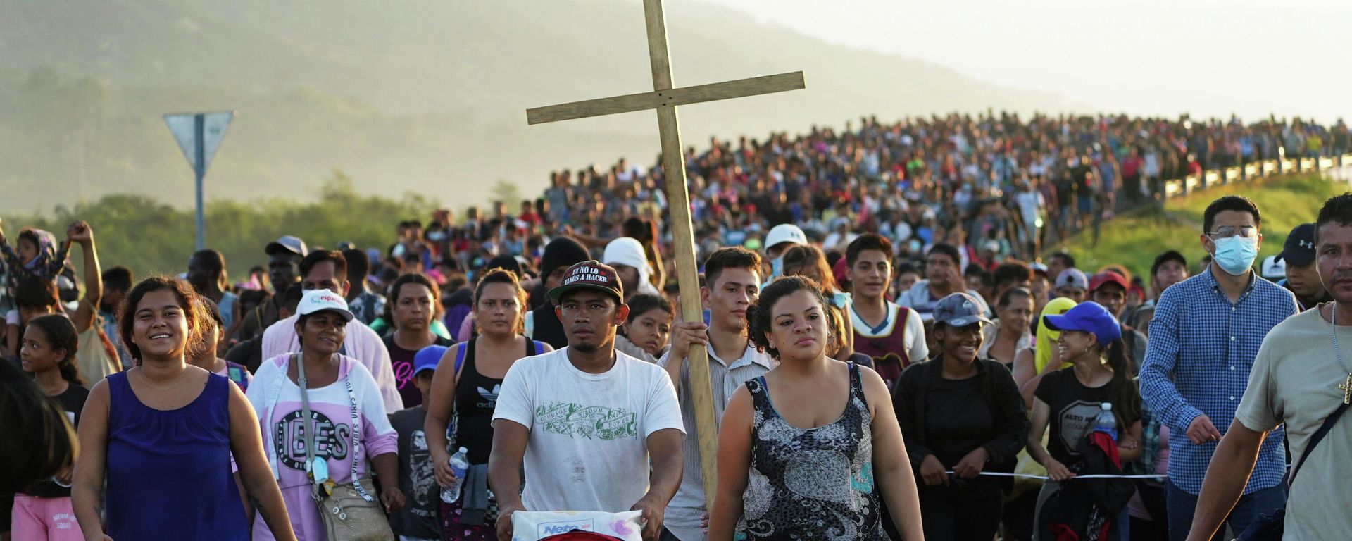 Migrants leave Huixtla, Chiapas state, Mexico, early Wednesday, Oct. 27, 2021, as they continue their trek north toward Mexico's northern states and the U.S. border. - Sputnik International, 1920, 09.01.2023