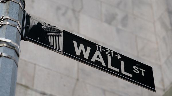 A Wall Street sign is shown in the Financial District, Wednesday, Oct. 13, 2021, in the Manhattan borough of New York. Stocks are opening higher again on Wall Street, Monday, Nov. 8, 2021, continuing an upward trend that has pushed the S&P 500 to five straight weekly gains. - Sputnik International