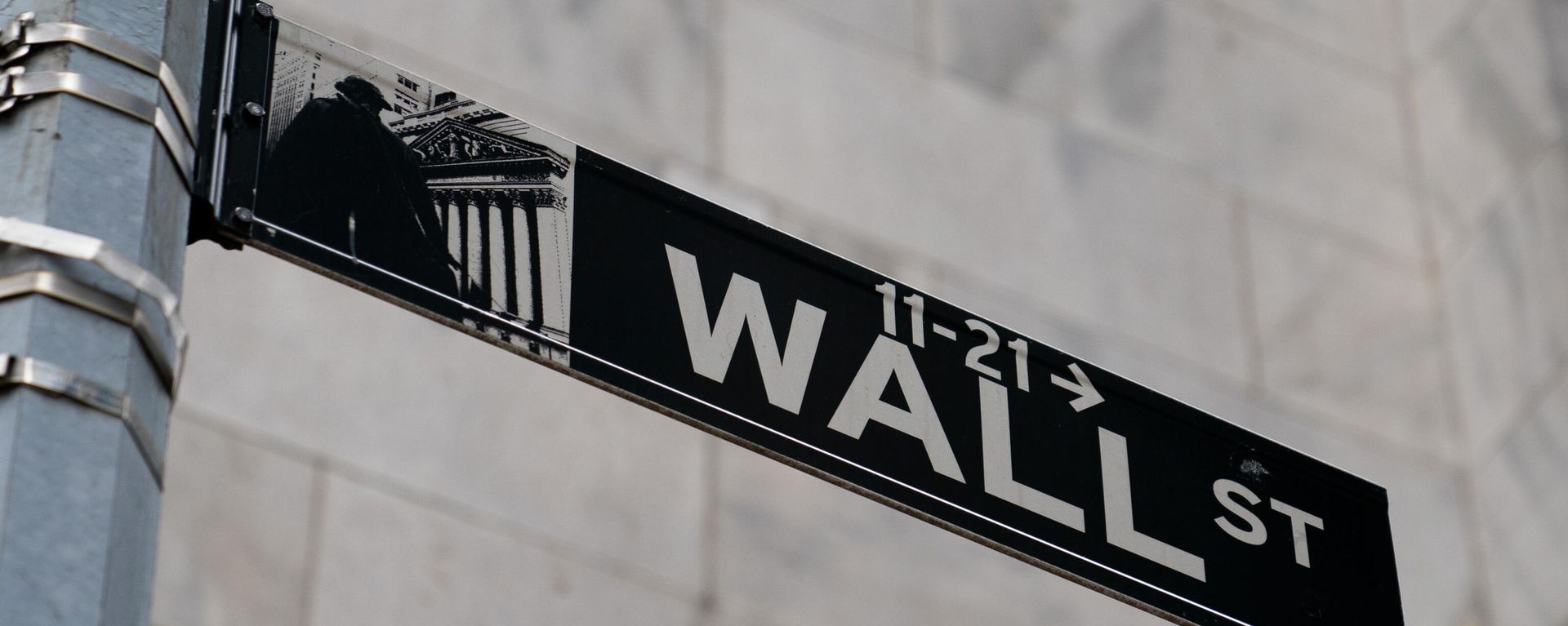 A Wall Street sign is shown in the Financial District, Wednesday, Oct. 13, 2021, in the Manhattan borough of New York. Stocks are opening higher again on Wall Street, Monday, Nov. 8, 2021, continuing an upward trend that has pushed the S&P 500 to five straight weekly gains. A Wall Street sign is shown in the Financial District, Wednesday, Oct. 13, 2021, in the Manhattan borough of New York. Stocks are opening higher again on Wall Street, Monday, Nov. 8, 2021, continuing an upward trend that has pushed the S&P 500 to five straight weekly gains. - Sputnik International, 1920, 28.09.2022