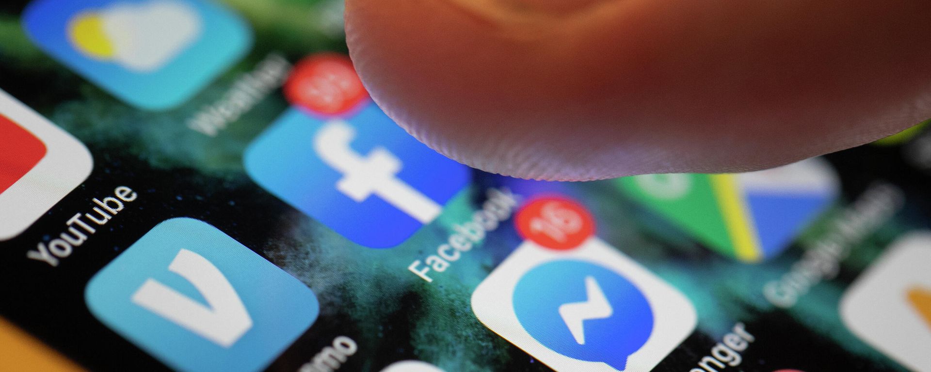 This Aug. 11, 2019, file photo an iPhone displays the apps for Facebook and Messenger in New Orleans. This Aug. 11, 2019, file photo an iPhone displays the apps for Facebook and Messenger in New Orleans. - Sputnik International, 1920, 10.11.2021