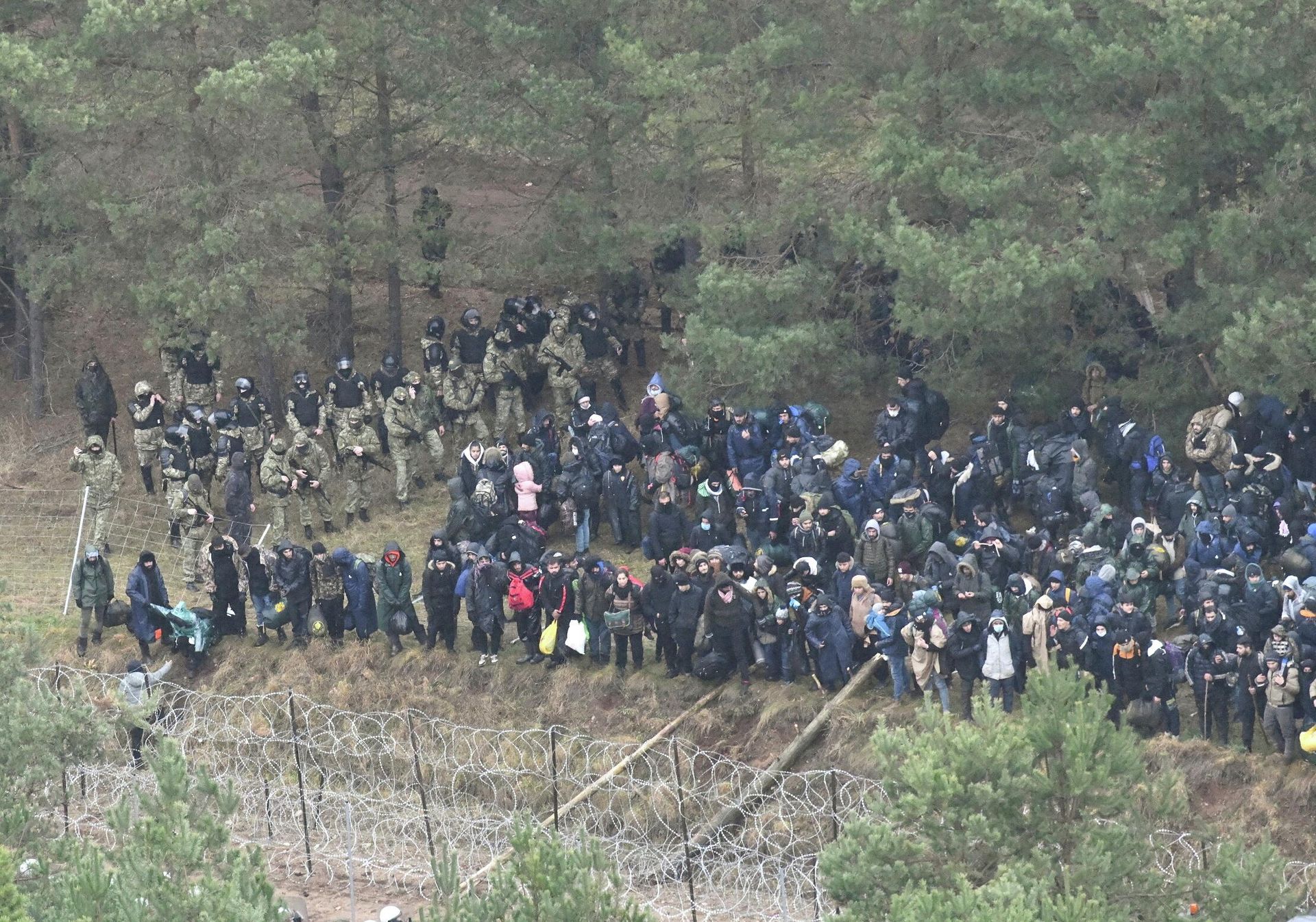 Hundreds of migrants gather at the Belarus side of the border with Poland near Kuznica Bialostocka, Poland, in this photograph released by the Polish Defence Ministry, on 8 November 2021. - Sputnik International, 1920, 13.11.2021
