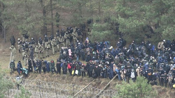 Hundreds of migrants gather at the Belarus side of the border with Poland near Kuznica Bialostocka, Poland, in this photograph released by the Polish Defence Ministry, on 8 November 2021. - Sputnik International