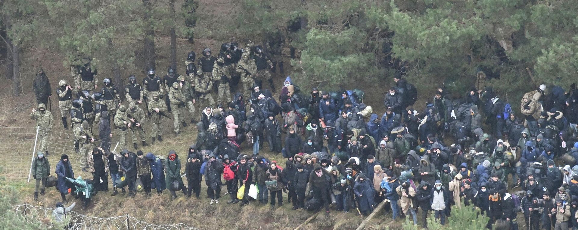 Hundreds of migrants gather at the Belarus side of the border with Poland near Kuznica Bialostocka, Poland, in this photograph released by the Polish Defence Ministry, on 8 November 2021. Hundreds of migrants gather at the Belarus side of the border with Poland near Kuznica Bialostocka, Poland, in this photograph released by the Polish Defence Ministry, on 8 November 2021. - Sputnik International, 1920, 17.11.2021