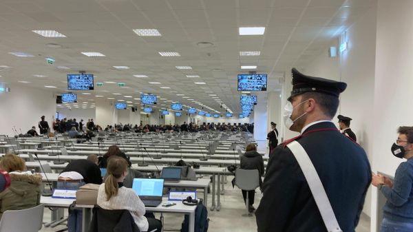 A Carabinieri police officer stands guard at the 'ndrangheta maxi-trial near Lamezia Terme - Sputnik International