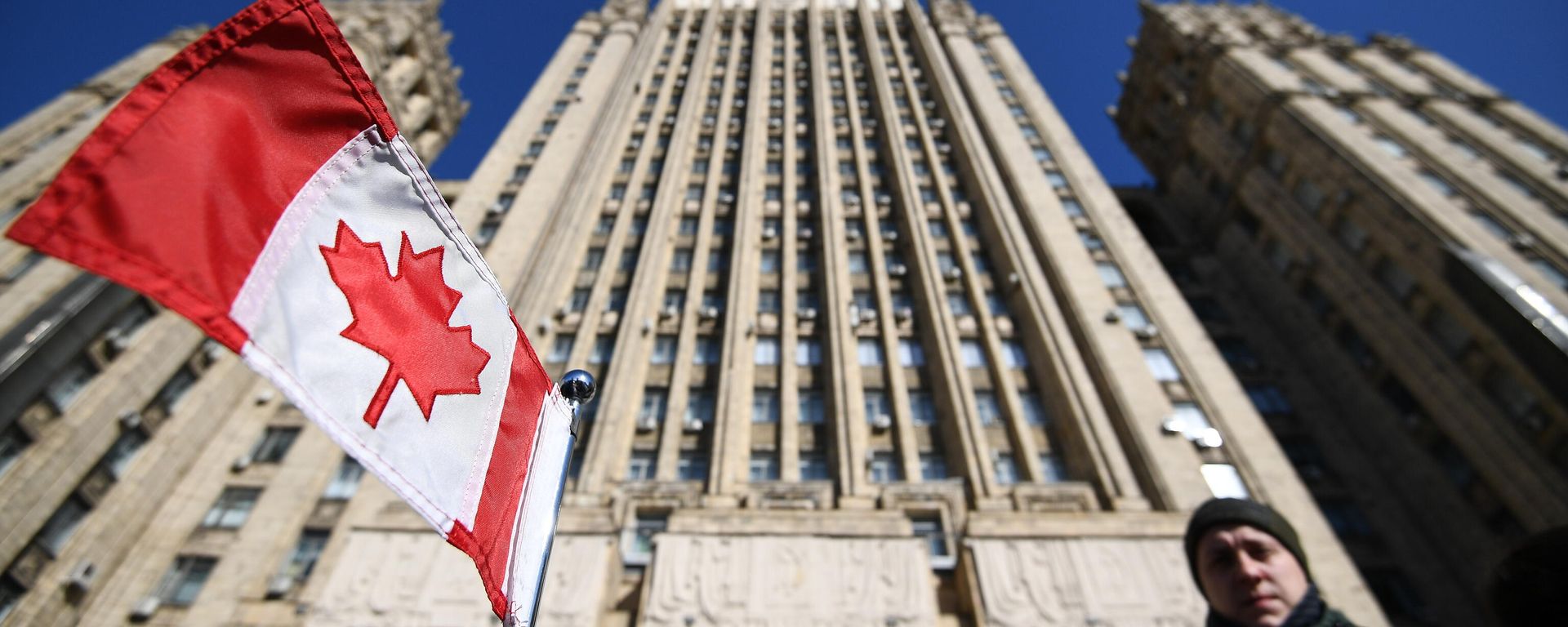 The flag of Canada on the car of the embassy in front of the building of the Russian Ministry of Foreign Affairs The flag of Canada on the car of the embassy in front of the building of the Russian Ministry of Foreign Affairs - Sputnik International, 1920, 18.08.2023