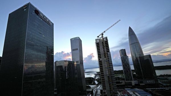 The Evergrande Group headquarters at left is seen near other skyscrapers and construction sites in Shenzhen in southern China's Guangdong province, Friday, Sept. 24, 2021. - Sputnik International