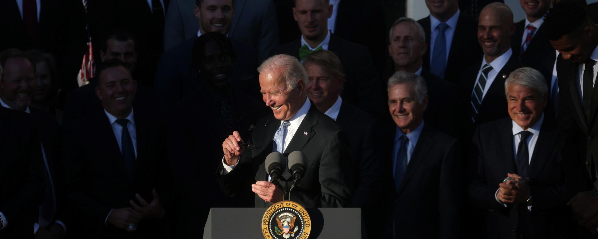 U.S. President Joe Biden hosts the Milwaukee Bucks, after they won the 2021 NBA Championship, at the South Lawn of the White House in Washington, U.S., November 8, 2021. U.S. President Joe Biden hosts the Milwaukee Bucks, after they won the 2021 NBA Championship, at the South Lawn of the White House in Washington, U.S., November 8, 2021. - Sputnik International, 1920, 10.11.2021