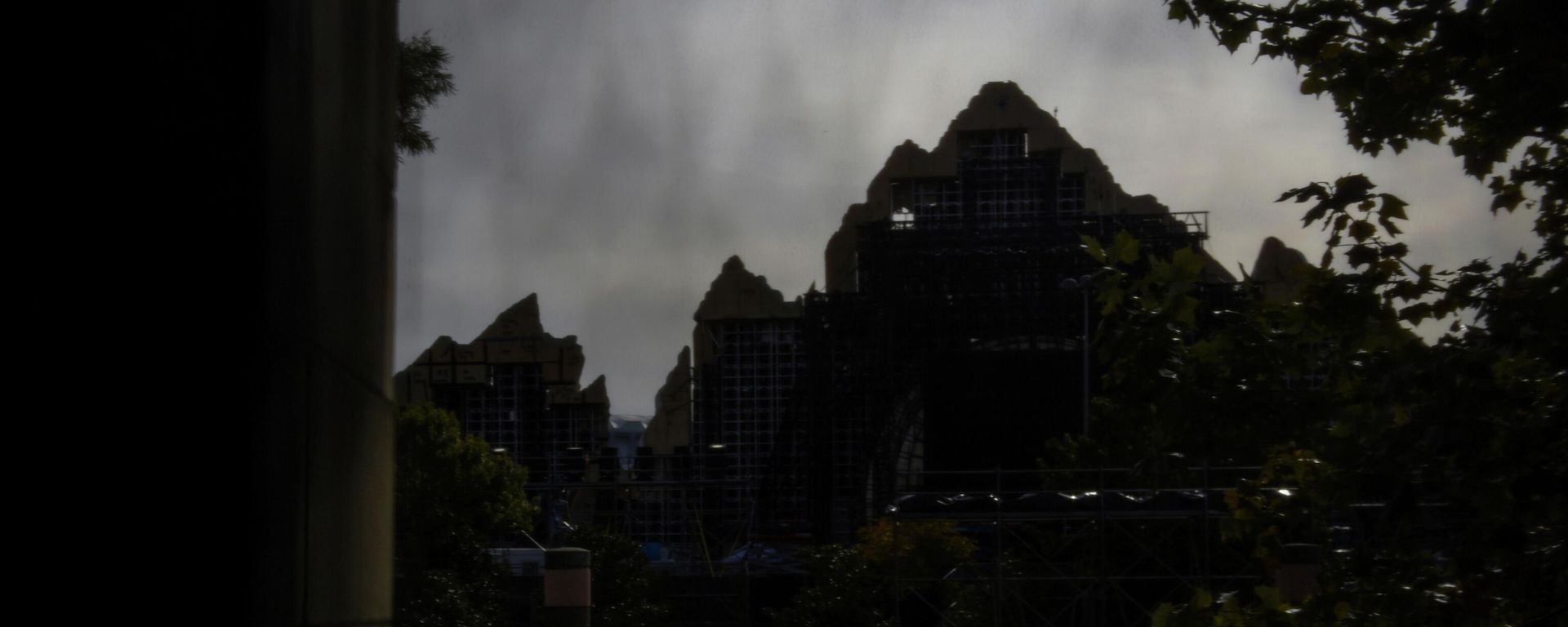 The back side of one of the stages from the 2021 Astroworld Festival is seen through a tarp near a makeshift memorial for the concertgoers who died in a stampede during a Travis Scott performance in Houston, Texas, U.S., November 9, 2021. The back side of one of the stages from the 2021 Astroworld Festival is seen through a tarp near a makeshift memorial for the concertgoers who died in a stampede during a Travis Scott performance in Houston, Texas, U.S., November 9, 2021. - Sputnik International, 1920, 10.11.2021