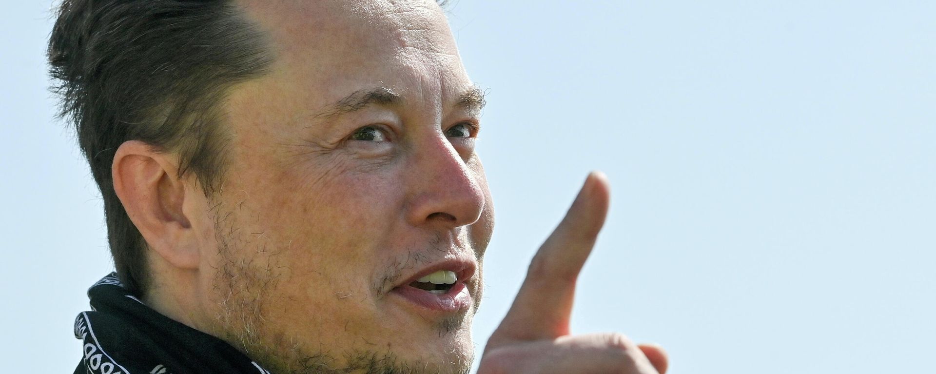 Tesla CEO Elon Musk gestures as he visits the construction site of Tesla's Gigafactory in Gruenheide near Berlin, Germany, August 13, 2021. Tesla CEO Elon Musk gestures as he visits the construction site of Tesla's Gigafactory in Gruenheide near Berlin, Germany, August 13, 2021. - Sputnik International, 1920, 08.12.2021