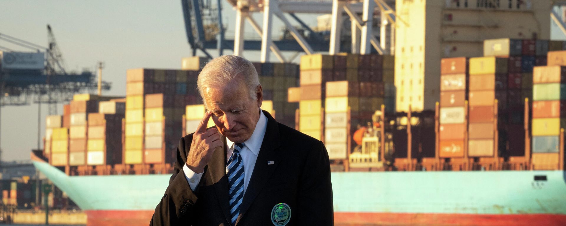 BALTIMORE, MD - NOVEMBER 10: U.S. President Joe Biden waits to speak about the recently passed $1.2 trillion Infrastructure Investment and Jobs Act at the Port of Baltimore on November 10, 2021 in Baltimore, Maryland BALTIMORE, MD - NOVEMBER 10: U.S. President Joe Biden waits to speak about the recently passed $1.2 trillion Infrastructure Investment and Jobs Act at the Port of Baltimore on November 10, 2021 in Baltimore, Maryland - Sputnik International, 1920, 11.11.2021