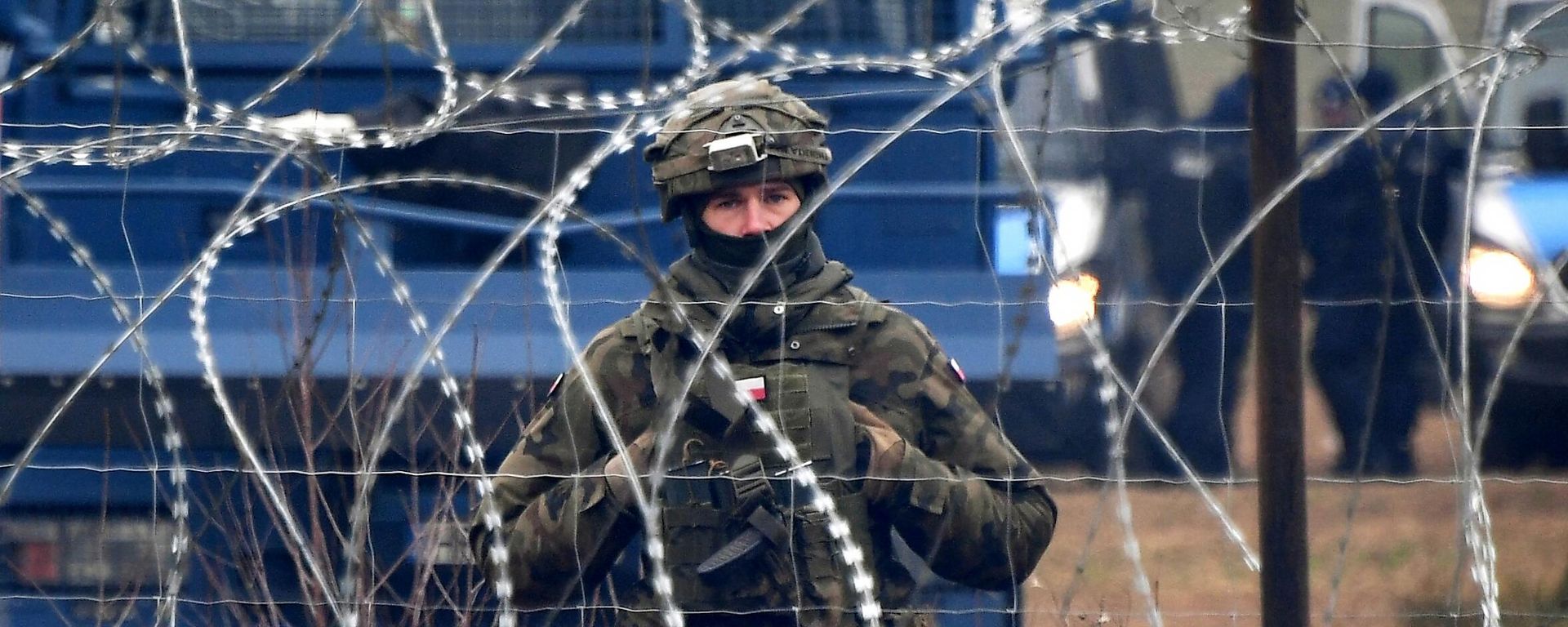 A Polish soldier on duty near a camp of illegal migrants on the Belarusian-Polish border - Sputnik International, 1920, 06.04.2024