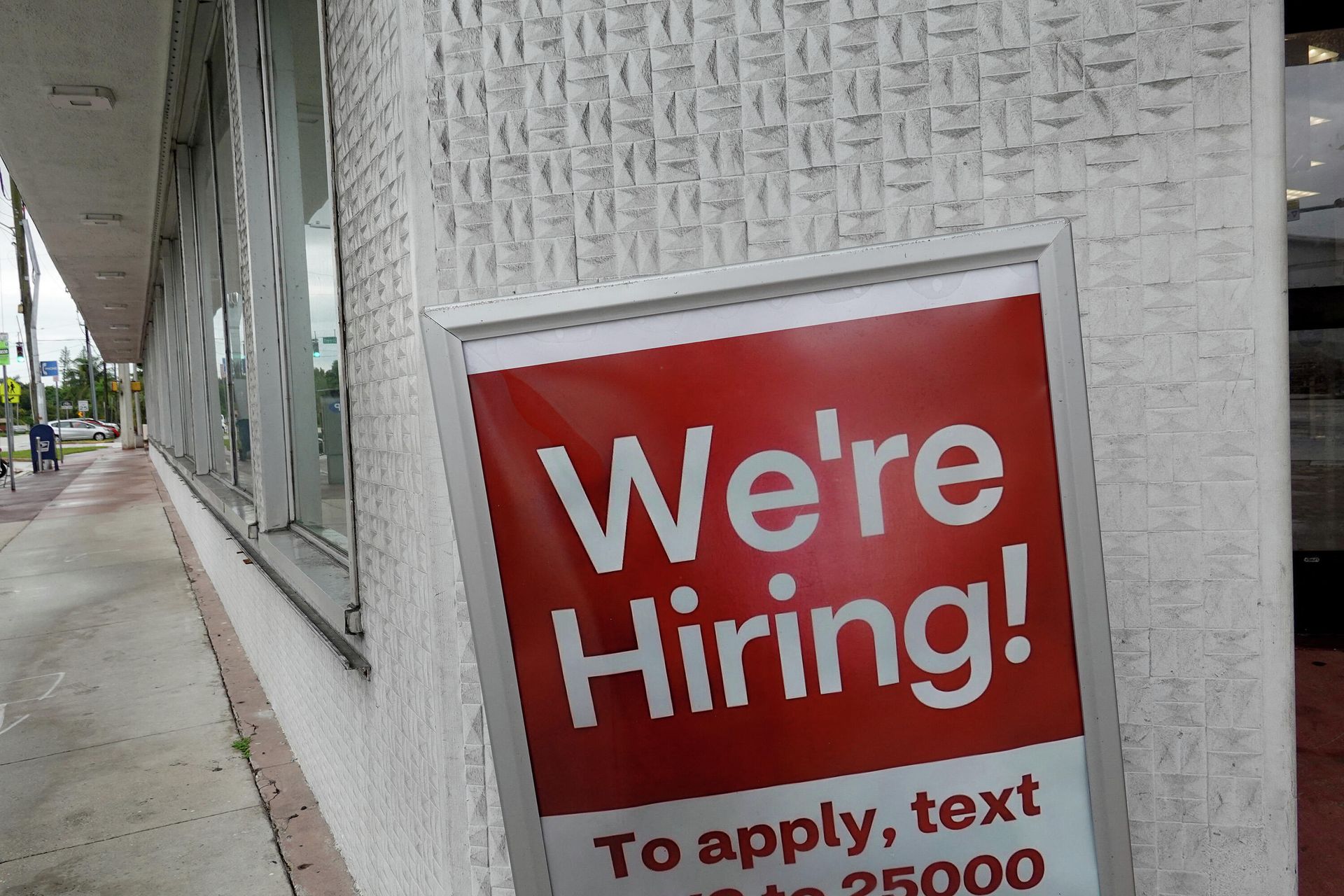 A ' We're Hiring sign hangs near the entrance to a CVS store on November 05, 2021 in Miami Beach, Florida. The Labor Department reported today that the U.S. job market in October showed that non-farm payrolls rose more than expected and that the unemployment rate fell to 4.6% A ' We're Hiring sign hangs near the entrance to a CVS store on November 05, 2021 in Miami Beach, Florida. The Labor Department reported today that the U.S. job market in October showed that non-farm payrolls rose more than expected and that the unemployment rate fell to 4.6% - Sputnik International, 1920, 02.12.2021