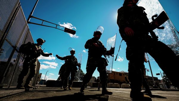 Wisconsin National Guard troops arrive at the Kenosha County courthouse Sunday, Aug. 30, 2020, in Kenosha, Wis. A week earlier, a Kenosha police officer shot Jacob Blake in the back and left the 29-year-old Black man paralyzed. - Sputnik International