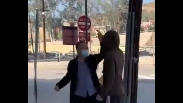 Chinese professor Zhou Pigai of Xiangtan University demonstrates how he used martial arts to escape a robber during a visit to Los Angeles, California, on November 1, 2021. - Sputnik International