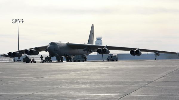 A B-52H Stratofortress sits on the flight line at Minot Air Force Base, North Dakota, Jan. 10, 2019. The B-52’s wingspan stretches 185 feet and weighs approximately 185,000 pounds empty with maximum takeoff weight of 488,000 pounds. - Sputnik International