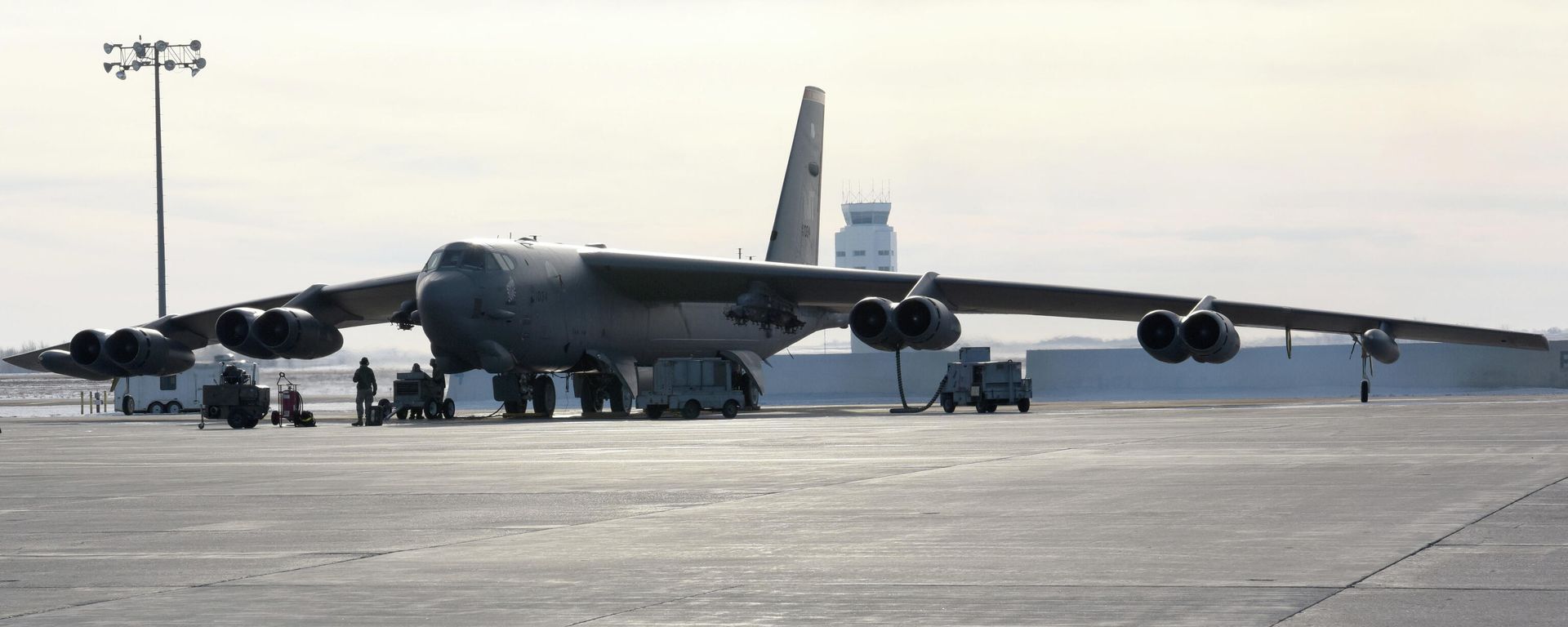 A B-52H Stratofortress sits on the flight line at Minot Air Force Base, North Dakota, Jan. 10, 2019. The B-52’s wingspan stretches 185 feet and weighs approximately 185,000 pounds empty with maximum takeoff weight of 488,000 pounds. A B-52H Stratofortress sits on the flight line at Minot Air Force Base, North Dakota, Jan. 10, 2019. The B-52’s wingspan stretches 185 feet and weighs approximately 185,000 pounds empty with maximum takeoff weight of 488,000 pounds. - Sputnik International, 1920, 13.02.2024