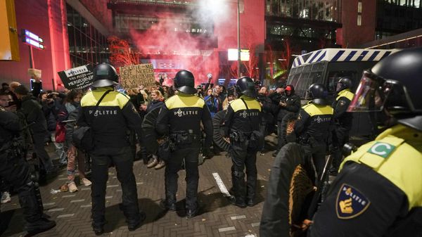 Riot police officers face protesters as they gather in the Hague, on November 12, 2021, during a press conference of Dutch Prime Minister held to announce new Covid-19 restrictions - Sputnik International