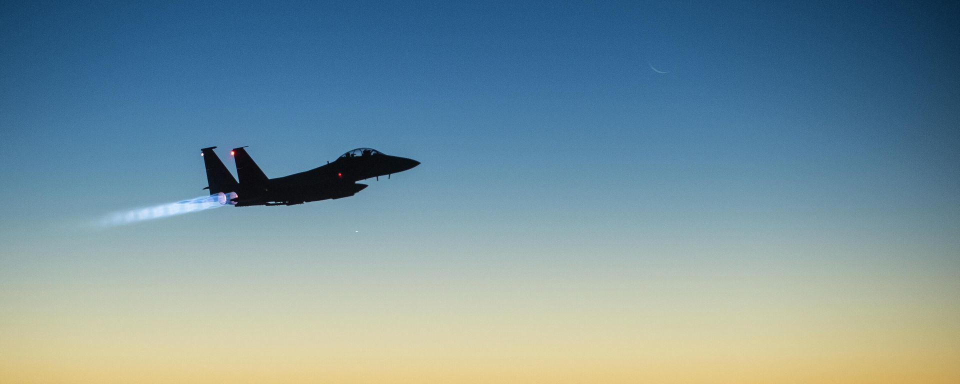 A U.S. Air Force F-15E Strike Eagle flies over northern Iraq early in the morning of Sept. 23, 2014, after conducting airstrikes in Syria. This F-15 was a part of a large coalition strike package that was the first to strike ISIL targets in Syria A U.S. Air Force F-15E Strike Eagle flies over northern Iraq early in the morning of Sept. 23, 2014, after conducting airstrikes in Syria. This F-15 was a part of a large coalition strike package that was the first to strike ISIL targets in Syria - Sputnik International, 1920, 06.12.2021