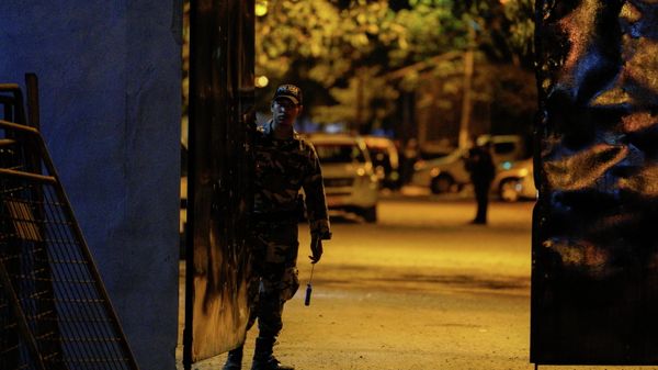 A soldier closes the entrance door of the prison after prisoners were killed and injured in overnight violence at Penitenciaria del Litoral prison, in Guayaquil, Ecuador November 13, 2021.  - Sputnik International