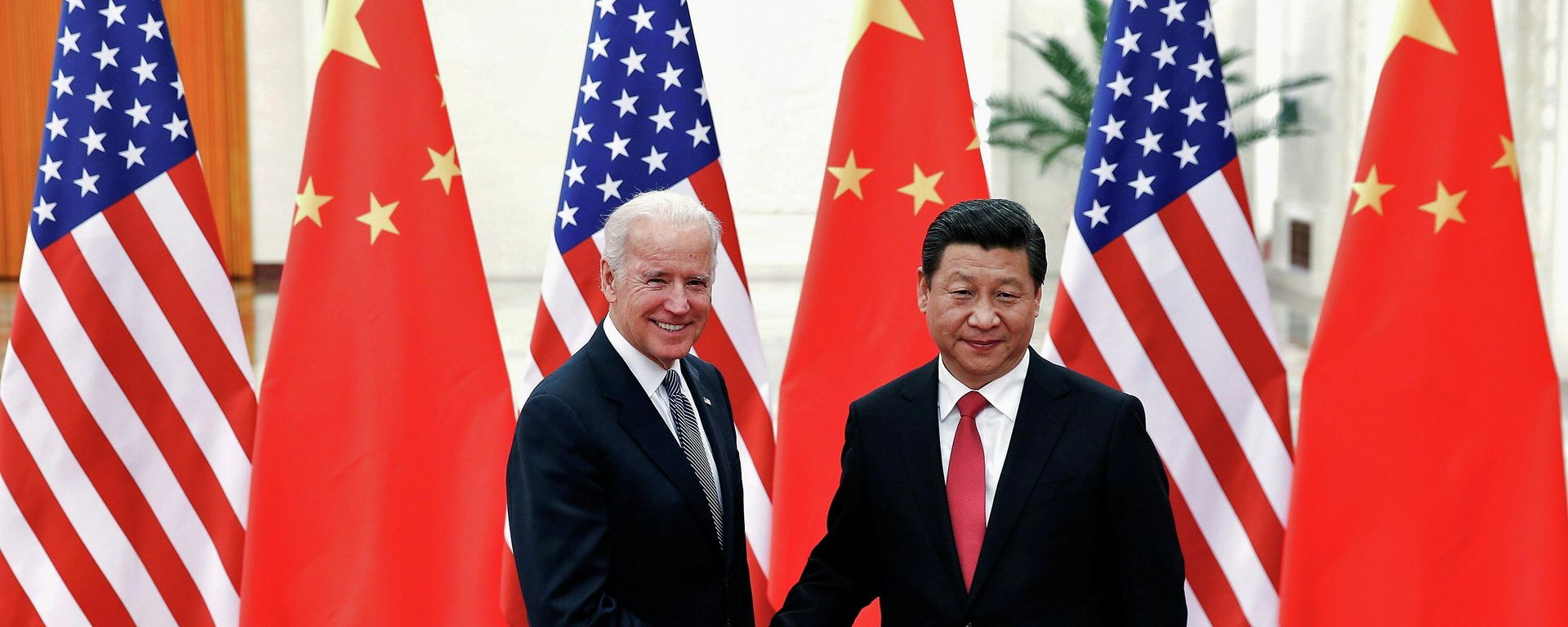 Chinese President Xi Jinping shakes hands with U.S. Vice President Joe Biden (L) inside the Great Hall of the People in Beijing December 4, 2013 Chinese President Xi Jinping shakes hands with U.S. Vice President Joe Biden (L) inside the Great Hall of the People in Beijing December 4, 2013 - Sputnik International, 1920, 15.11.2021