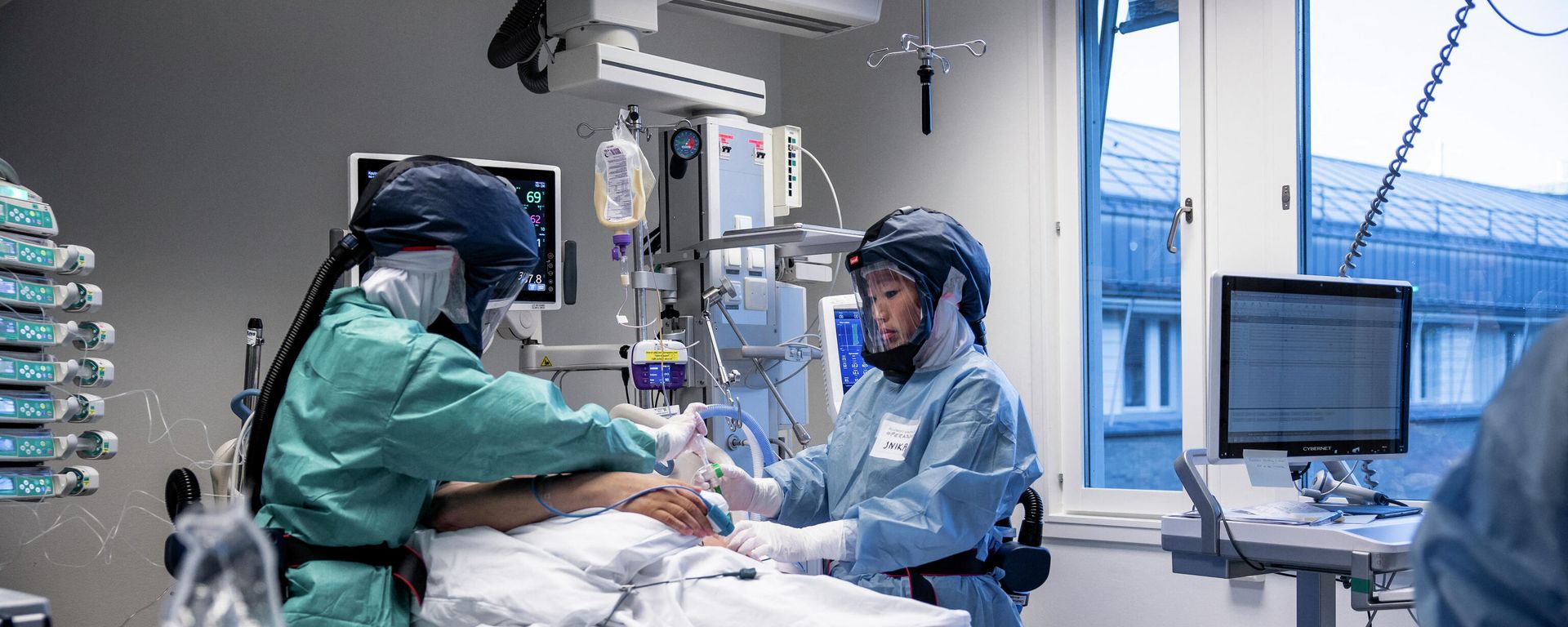 Picture taken on November 27, 2020 shows sisters Inika (R) and June Flaa working with a Covid-19 patient at the intensive care unit of Oslo University Hospital Rikshospitalet in Oslo, Norway - Sputnik International, 1920, 15.11.2021