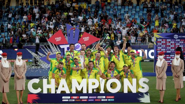 Cricket - ICC Men's T20 World Cup Final - New Zealand v Australia- Dubai International Cricket Stadium, Dubai, United Arab Emirates - November 14, 2021 Australia captain Aaron Finch celebrates with the trophy and teammates after winning the ICC Men's T20 World Cup - Sputnik International