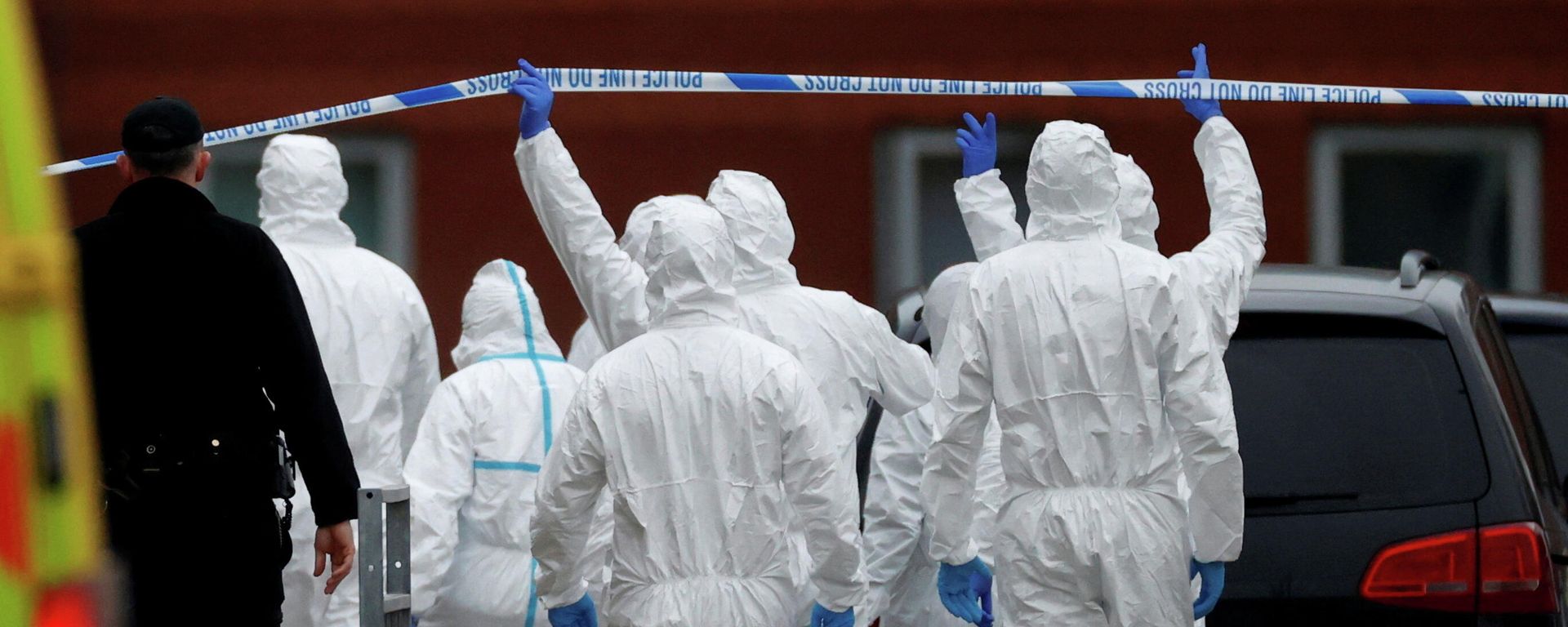 Forensic police officers walk towards the scene of a car blast outside Liverpool Women's Hospital, in Liverpool, Britain, November 15, 2021 - Sputnik International, 1920, 15.11.2021
