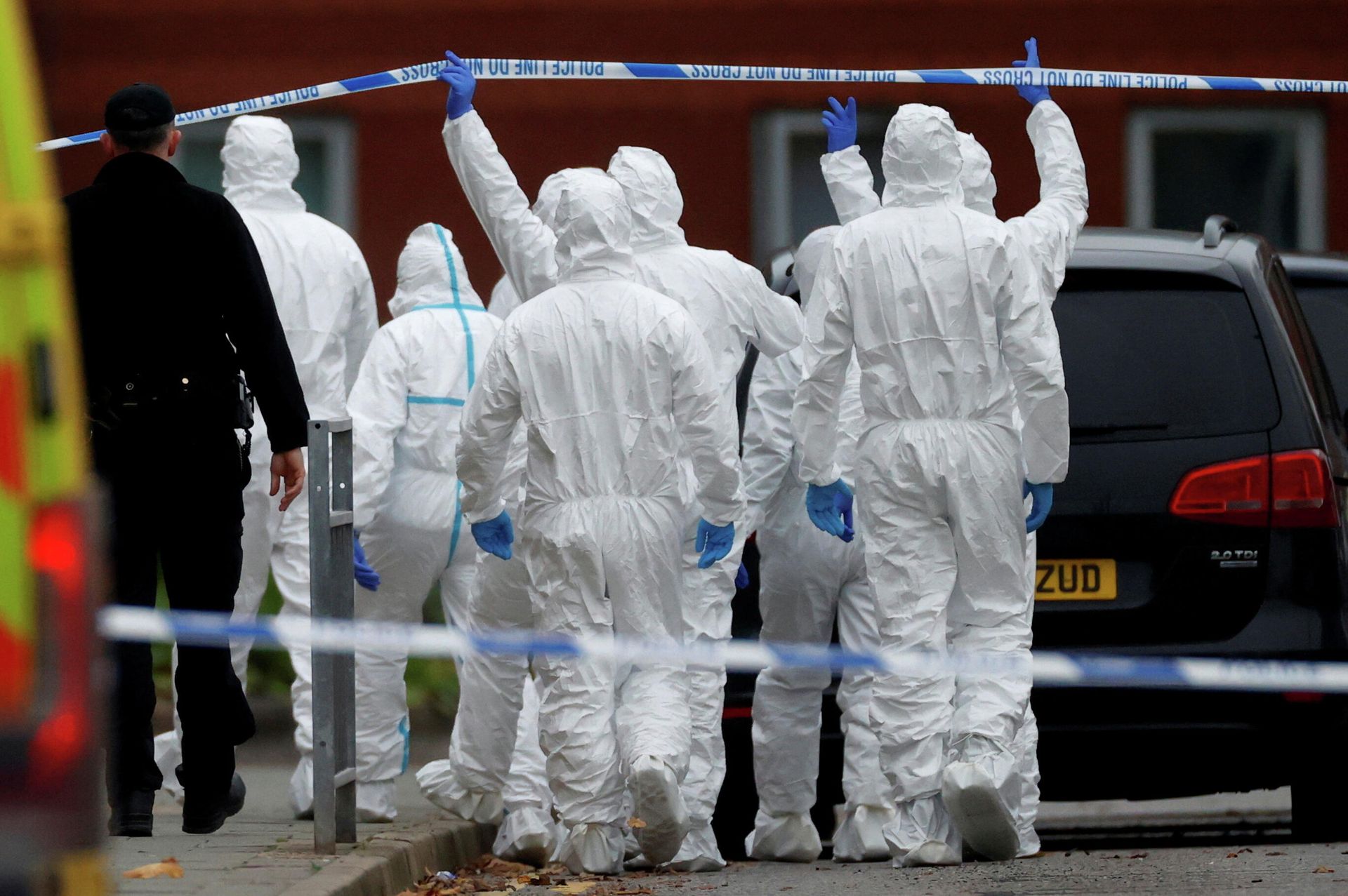 Forensic police officers walk towards the scene of a car blast outside Liverpool Women's Hospital, in Liverpool, Britain, November 15, 2021 - Sputnik International, 1920, 16.11.2021
