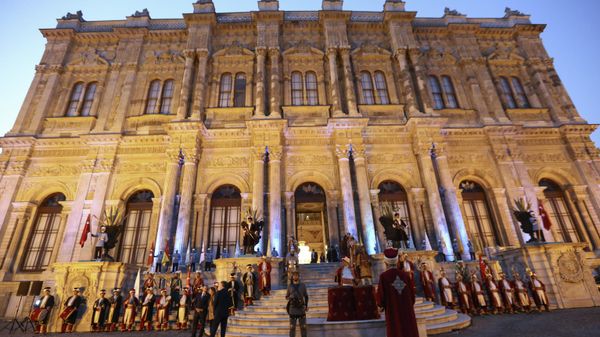 Members of an honour guard in historic military attire stand in attention prior to a dinner, hosted by Turkey's President Recep Tayyip Erdogan in honor of participants of the World Humanitarian Summit, at the historical Dolmabahce Palace in Istanbul, Monday, May 23, 2016.  - Sputnik International