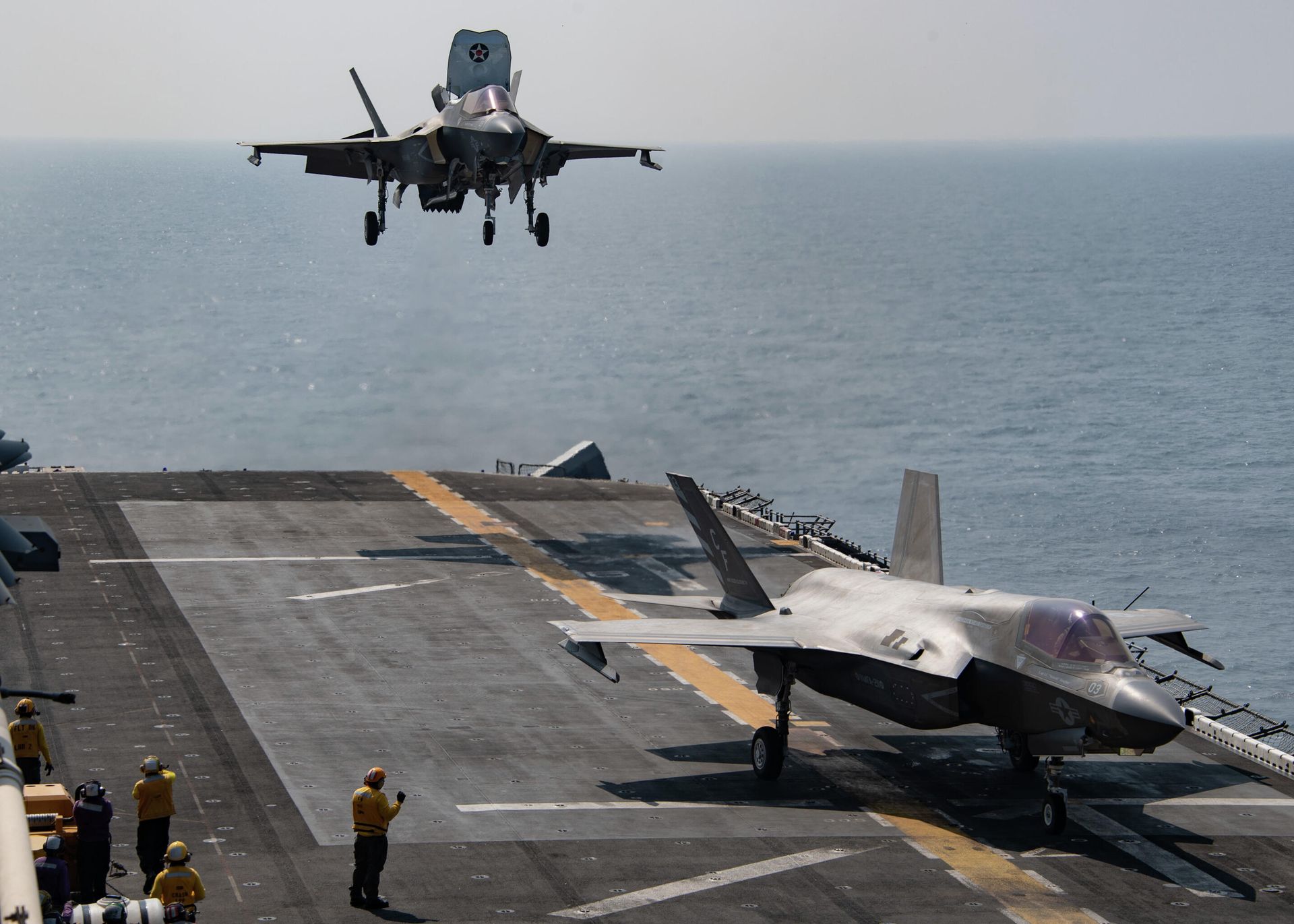F-35B Lightning II attached to Marine Fighter Attack Squadron (VMFA) 211, deployed with the British Royal Navy aircraft carrier HMS Queen Elizabeth, lands on the flight deck of the amphibious assault ship USS Essex (LHD 2) during an interoperability exercise with Queen Elizabeth, Nov. 8. Essex and the 11th Marine Expeditionary Unit are deployed to the U.S. 5th Fleet area of operations in support of naval operations to ensure maritime stability and security in the Central Region, connecting the Mediterranean and the Pacific through the western Indian Ocean and three strategic choke points. F-35B Lightning II attached to Marine Fighter Attack Squadron (VMFA) 211, deployed with the British Royal Navy aircraft carrier HMS Queen Elizabeth, lands on the flight deck of the amphibious assault ship USS Essex (LHD 2) during an interoperability exercise with Queen Elizabeth, Nov. 8. Essex and the 11th Marine Expeditionary Unit are deployed to the U.S. 5th Fleet area of operations in support of naval operations to ensure maritime stability and security in the Central Region, connecting the Mediterranean and the Pacific through the western Indian Ocean and three strategic choke points. - Sputnik International, 1920, 01.12.2021