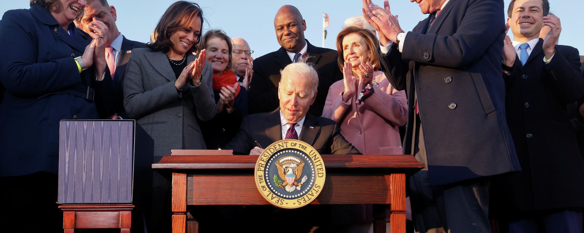 U.S. President Joe Biden signs the Infrastructure Investment and Jobs Act, on the South Lawn at the White House in Washington, U.S., November 15, 2021. U.S. President Joe Biden signs the Infrastructure Investment and Jobs Act, on the South Lawn at the White House in Washington, U.S., November 15, 2021. - Sputnik International, 1920, 15.11.2021