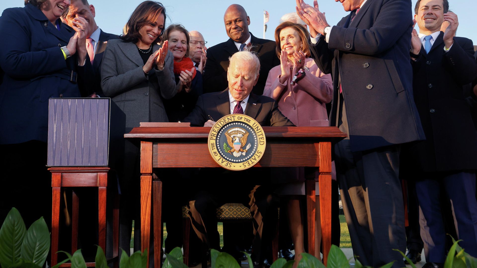 U.S. President Joe Biden signs the Infrastructure Investment and Jobs Act, on the South Lawn at the White House in Washington, U.S., November 15, 2021. U.S. President Joe Biden signs the Infrastructure Investment and Jobs Act, on the South Lawn at the White House in Washington, U.S., November 15, 2021. - Sputnik International, 1920, 15.11.2021