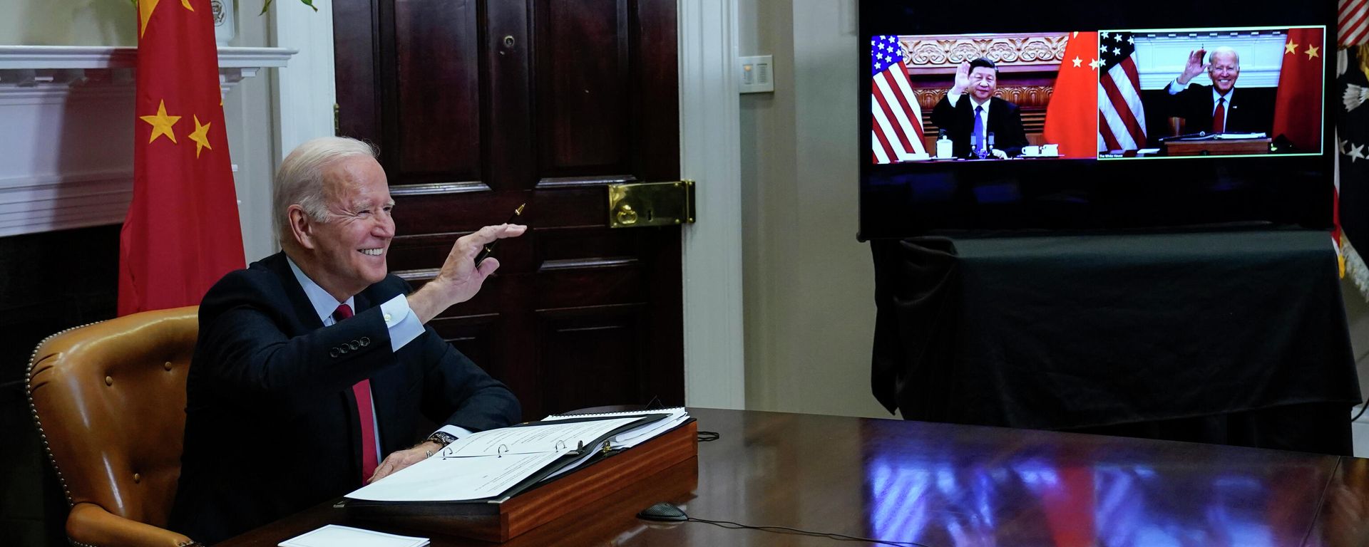 President Joe Biden waves as he meets virtually with Chinese President Xi Jinping from the Roosevelt Room of the White House in Washington, Monday, Nov. 15, 2021 President Joe Biden waves as he meets virtually with Chinese President Xi Jinping from the Roosevelt Room of the White House in Washington, Monday, Nov. 15, 2021 - Sputnik International, 1920, 17.11.2021