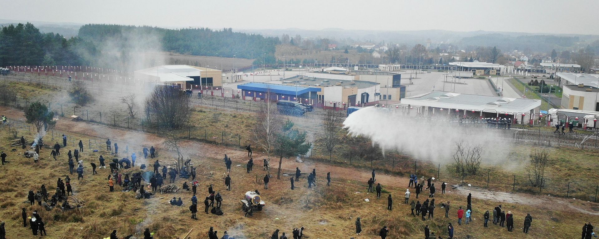 In this image taken with a drone Polish servicemen use a water cannon during clashes between migrants and Polish border guards at the Belarus-Poland border near Grodno, Belarus, on Tuesday, Nov. 16, 2021 - Sputnik International, 1920, 30.11.2021