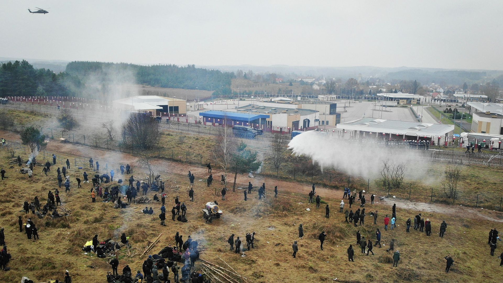 In this image taken with a drone Polish servicemen use a water cannon during clashes between migrants and Polish border guards at the Belarus-Poland border near Grodno, Belarus, on Tuesday, Nov. 16, 2021 In this image taken with a drone Polish servicemen use a water cannon during clashes between migrants and Polish border guards at the Belarus-Poland border near Grodno, Belarus, on Tuesday, Nov. 16, 2021 - Sputnik International, 1920, 30.11.2021